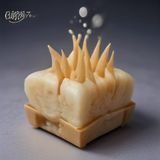 糖心内容编辑陈暖暖的工作照，认真专注的神情，体现内容团队的严谨态度